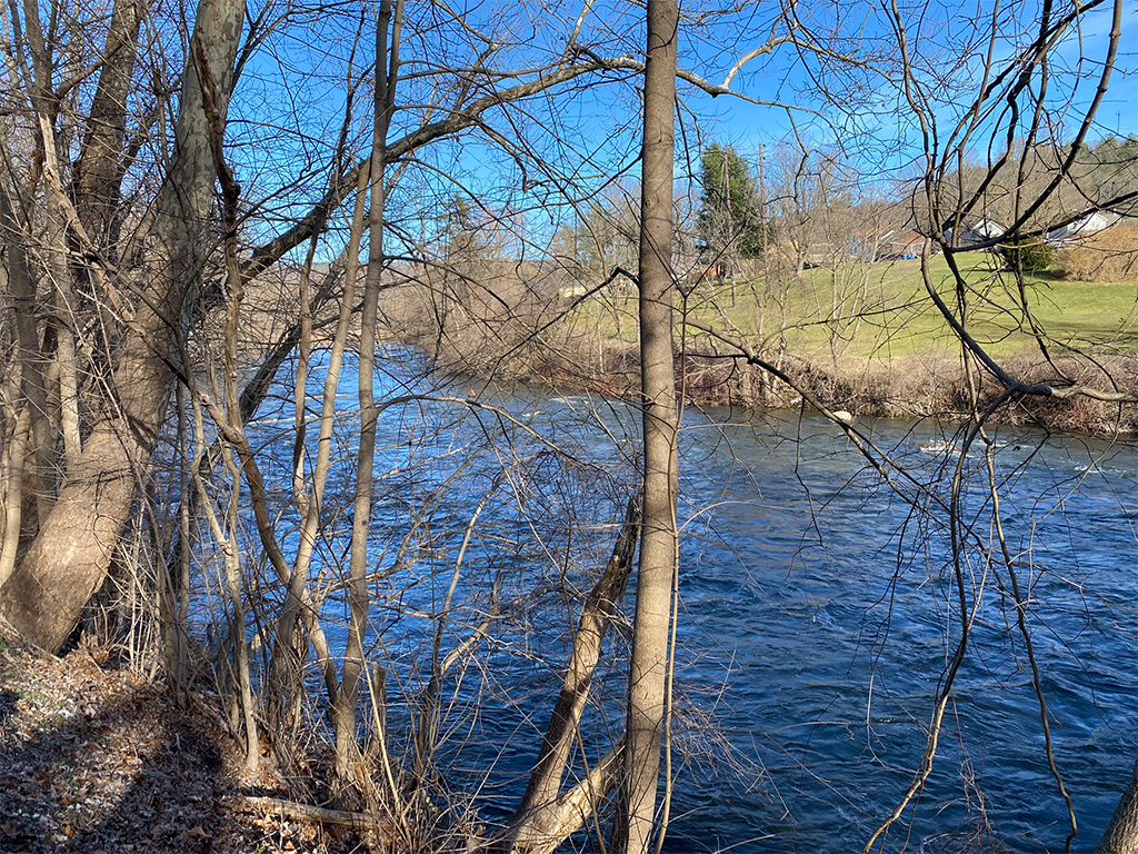 A view of the Housatanic River